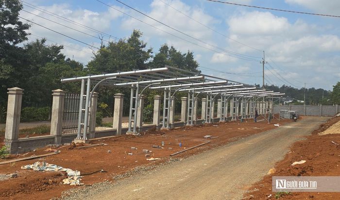 Trao đổi với phóng viên, đại diện Ban Quản lý dự án Đầu tư xây dựng số 3 cho biết, đến nay các thủ tục đầu tư, thiết kế, dự toán và công tác giải phóng mặt bằng của hai dự án đều đã hoàn thành. Hiện nay, các nhà thầu đang tập trung nhân lực, thiết bị để đẩy nhanh tiến độ thi công. Mặc dù khu vực Tây Nguyên đã bước vào mùa mưa và nguồn nhân công xây dựng có thời điểm khan hiếm, nhưng chủ đầu tư đang phối hợp chặt chẽ với các đơn vị thi công để tháo gỡ khó khăn, bảo đảm tiến độ đề ra. Dự kiến công trình trước ngày 30/7/2026 để tổ chức nghiệm thu, bàn giao và đưa vào sử dụng trong tháng 8/2026.