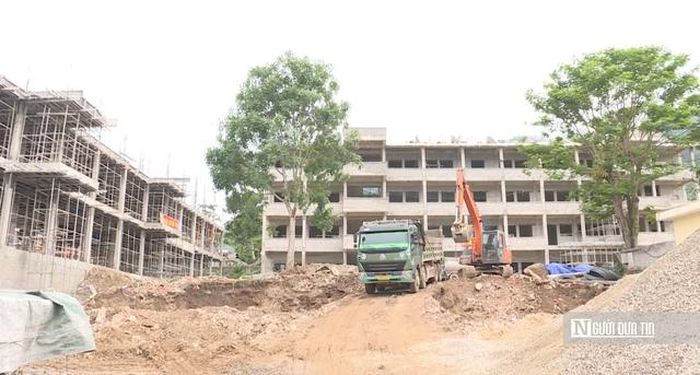 Trường THPT nội trú liên cấp xã Bát Mọt hiện đạt khoảng 45% khối lượng, nhiều hạng mục dần thành hình. Công trình gồm khu lớp học, nhà hiệu bộ, thư viện, nhà đa năng, khu nội trú, bán trú học sinh, nhà công vụ giáo viên cùng nhiều hạng mục phụ trợ khác.