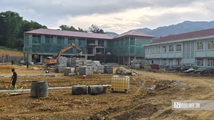 Hạng mục xây dựng thuộc Trường THPT liên cấp nội trú xã Sơn Thủy đang đẩy nhanh tiến độ, dần hình thành.