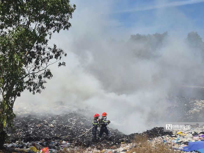 Theo thông tin ban đầu, khoảng 10h cùng ngày, người dân phát hiện lửa bùng phát trong khu rừng phi lao. Thời điểm này, khu vực đang trải qua nhiều ngày nắng nóng kéo dài, lớp thực bì dưới tán rừng khô dày, gặp gió lớn nên lửa nhanh chóng lan rộng.