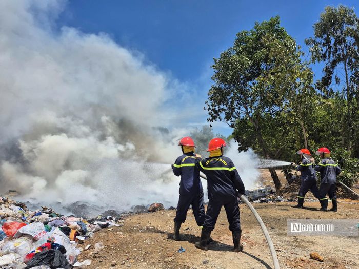 Sau nhiều giờ triển khai các biện pháp chữa cháy, đến khoảng 16h, ngọn lửa cơ bản được khống chế.