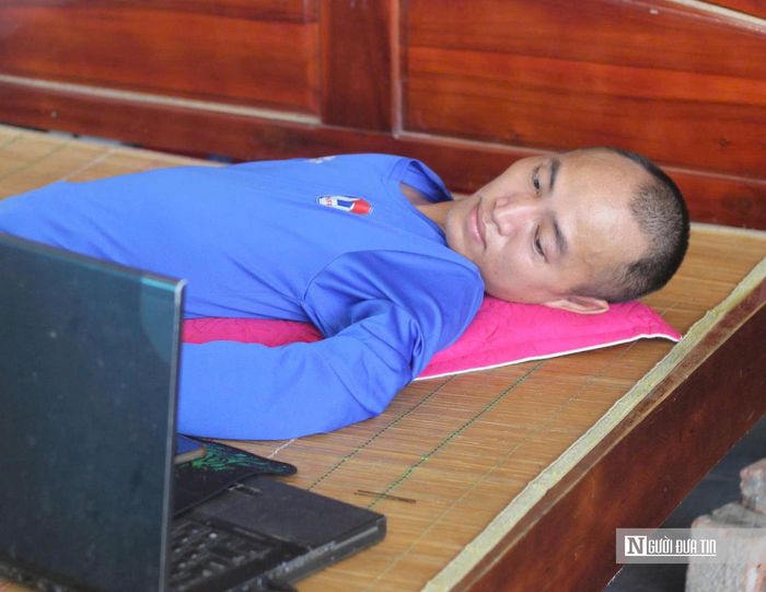 Mặc dù vậy, người đàn ông này vẫn nghị lực tự viết kỳ tích của cuộc đời mình.