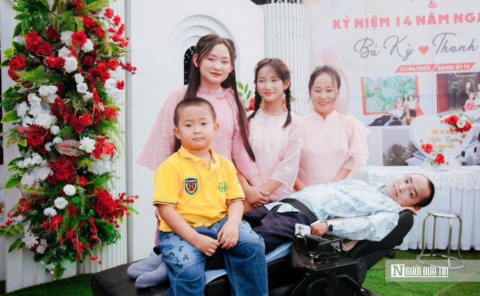 Cho đến nay, tổ ấm của gia đình đã có thêm ba người con khỏe mạnh. Ảnh NVCC.