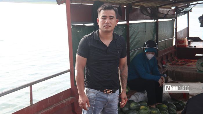 Anh Vũ Khúc Cường một thương lái có nhiều năm thu mua dưa hấu trên hồ Thác Bà.