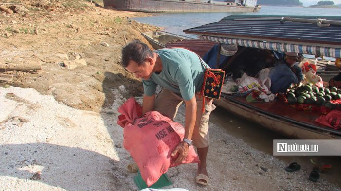 Ông Bàn Văn Kiên có gần chục năm trồng và bán dưa hấu trên hồ Thác Bà.