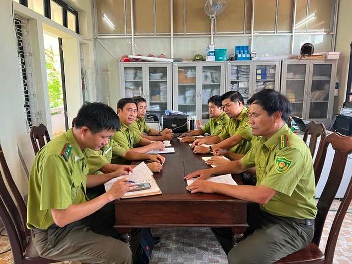 Các cán bộ của Chi cục Kiểm lâm Tp.Huế tiến hành họp bàn phương án phòng cháy, chữa cháy rừng.