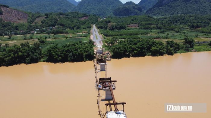 Đơn vị thi công đang lắp dầm và trụ cầu.