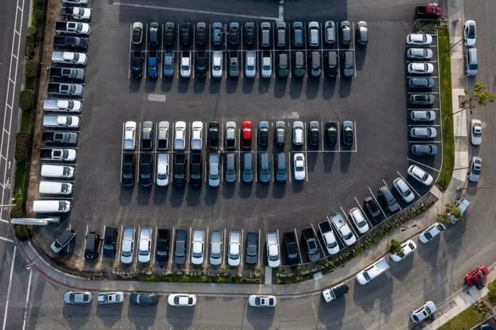 Xe ô tô tại một đại lý Ford ở Richmond, California. Giá mua của tất cả các xe ô tô mới bán ra tại Mỹ năm ngoái có thể thấp hơn giá trị tài sản ròng của Elon Musk. Ảnh: Getty.