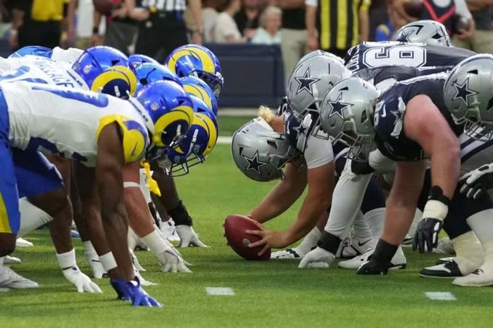 Một trận đấu giữa Dallas Cowboys và Los Angeles Rams, hai đội bóng NFL có giá trị nhất. Tất cả các đội thể thao trên thế giới cộng lại cũng không có giá trị bằng tổng tài sản ròng của Elon Musk. Ảnh: Reuters.