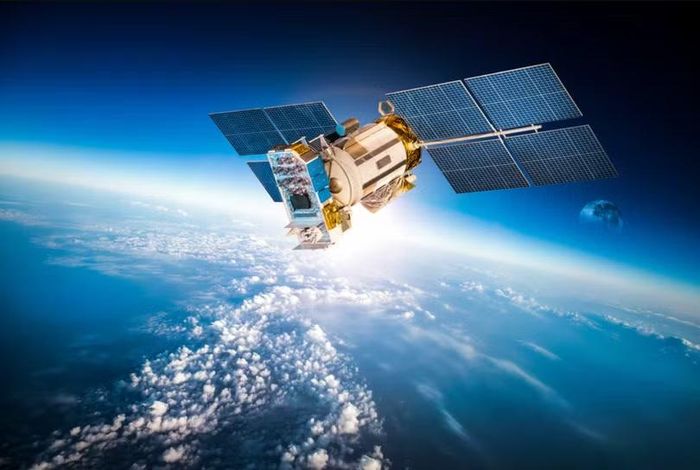 Hình ảnh từ NASA cho thấy một vệ tinh đang quay quanh Trái đất, minh họa cách Hệ thống Vệ tinh Định vị Bắc Đẩu sử dụng một chòm sao vệ tinh khổng lồ để xác định vị trí và thời gian bằng phương pháp tam giác hóa. Ảnh: Shutterstock.