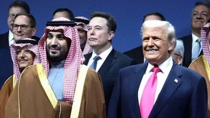 Ngày 19/11/2025, Tổng thống Mỹ Trump chụp ảnh lưu niệm cùng Thái tử Saudi Arabia Mohammed bin Salman, Elon Musk đứng ngay sau hai nhà lãnh đạo. Ảnh: Reuters.