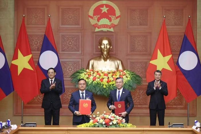 Thủ tướng Lê Minh Hưng và Thủ tướng Cộng hòa Dân chủ Nhân dân Lào Sonexay Siphandone chứng kiến trao Thỏa thuận hợp tác giữa Bộ Tài chính Việt Nam và Bộ Tài chính Lào giai đoạn 2026-2030. Ảnh: VGP.
