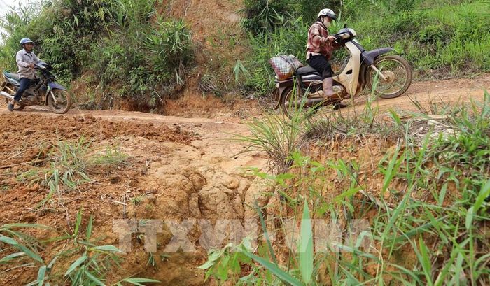 Trong lúc chờ các giải pháp lâu dài, việc người dân Sơn Phú tự nguyện góp công, góp của để sửa chữa tuyến đường đã thể hiện tinh thần đoàn kết, tương trợ và trách nhiệm với cộng đồng. Ảnh: Đậu Tất Thành – TTXVN