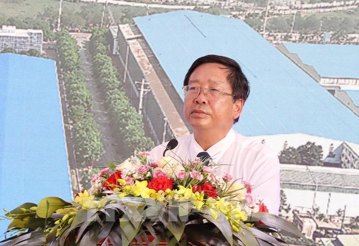 Ông Bùi Duy Quang, Phó trưởng Ban Quản lý Khu kinh tế và các Khu công nghiệp tỉnh Ninh Bình phát biểu tại lễ khởi công. Ảnh: Đức Phương - TTXVN 