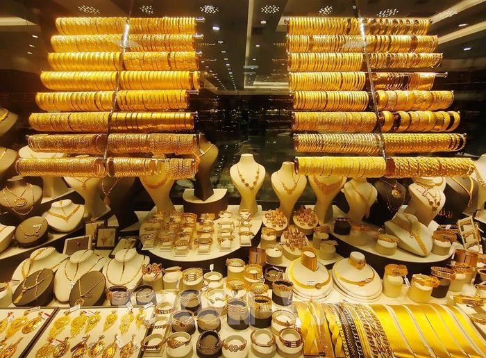 Trang sức vàng được bày bán tại cửa hàng ở Istanbul, Thổ Nhĩ Kỳ. Ảnh: THX/TTXVN 
