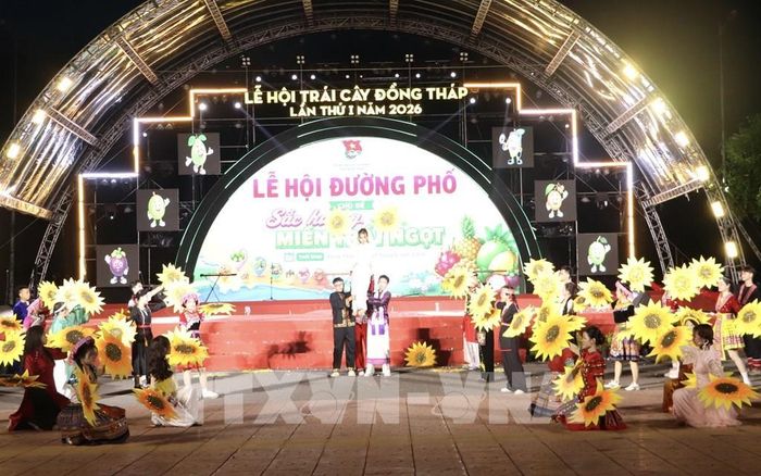 Đồng diễn trang phục Kinh. Ảnh: Hồng Nhung - TTXVN