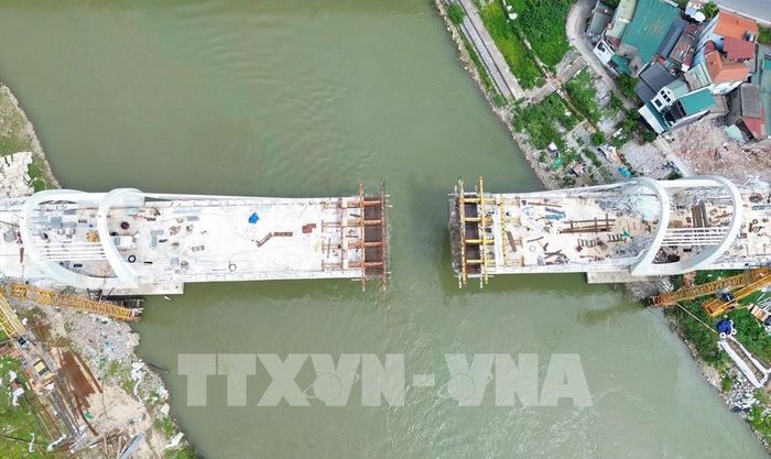 Cầu Đuống mới dự kiến sẽ được hợp long nhịp chính trên sông vào tháng 7/2026. Ảnh:Quốc Khánh - TTXVN 