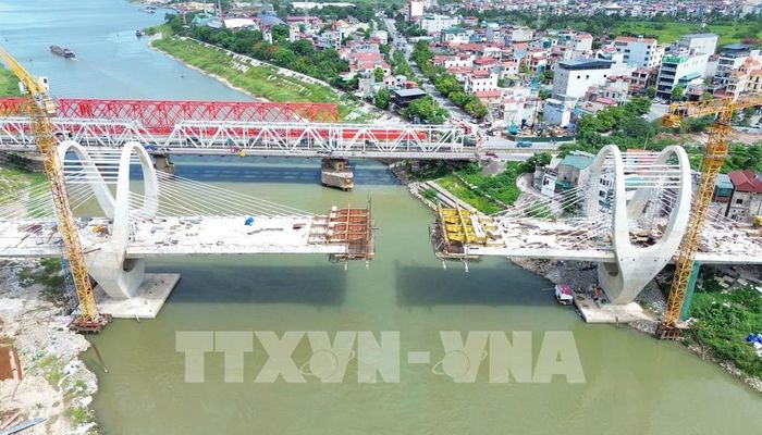Nhà thầu hiện đang đẩy nhanh tiến độ thi công các đốt dầm theo phương pháp đúc hẫng cân bằng, từng bước vươn ra giữa sông để chuẩn bị hợp long nhịp chính. Ảnh: Quốc Khánh - TTXVN 