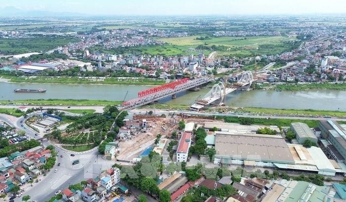 Khi hoàn thành, cầu Đuống mới sẽ được đấu thẳng với đường Ngô Gia Tự, phường Việt Hưng và phía bên kia là đường Hà Huy Tập, xã Phù Đổng. Ảnh: Quốc Khánh - TTXVN 