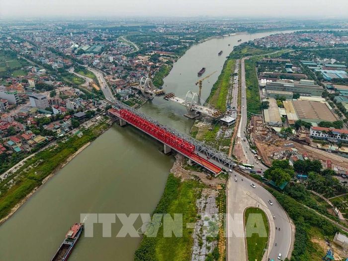Cầu Đuống bắc qua sông Đuống với tuổi đời hơn 120 năm tuổi không chỉ giữ vai trò giao thông huyết mạch mà còn là chứng nhân của nhiều giai đoạn phát triển đô thị, kết nối phường Việt Hưng với xã Phù Đổng ngày nay. Ảnh: Phạm Tuấn Anh - TTXVN 