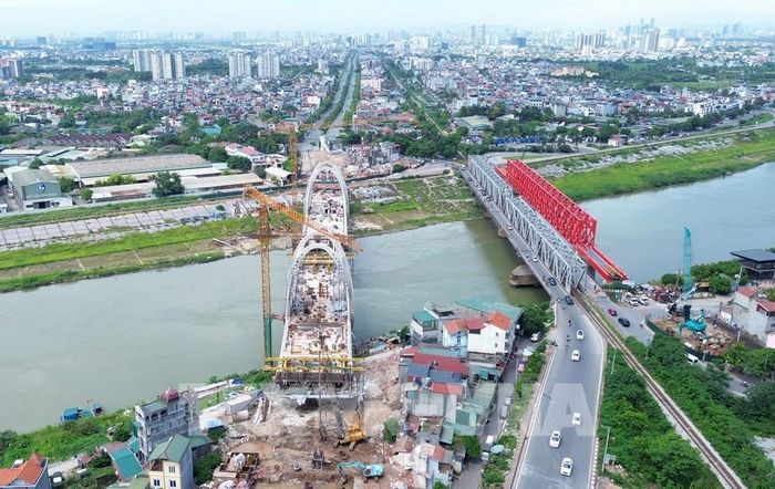 Khi hoàn thành, cầu Đuống mới sẽ được đấu thẳng với đường Ngô Gia Tự, phường Việt Hưng. Ảnh: Quốc Khánh - TTXVN 
