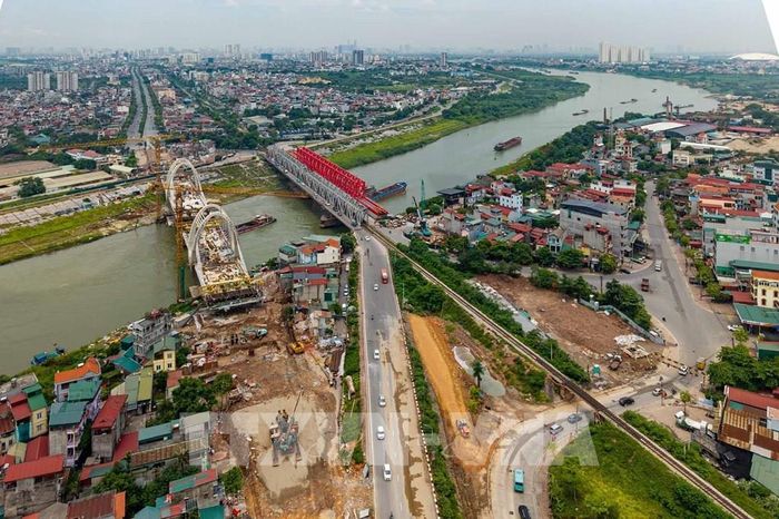 Cầu Đuống cũ hiện vẫn đang "oằn mình" gánh trọng trách kết nối giao thông khu vực phía Đông Bắc Thủ đô, chờ 2 cây cầu mời sắp hoàn thành. Ảnh: Phạm Tuấn Anh - TTXVN 