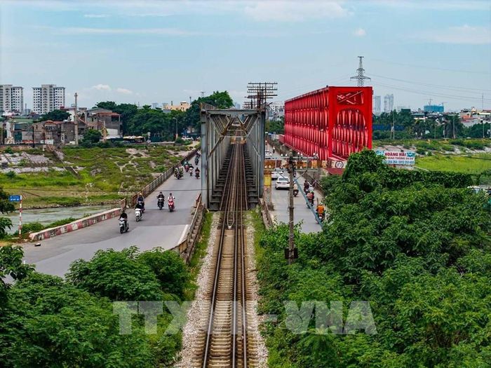 Cầu đường sắt mới (màu đỏ) nằm ngay sát vị trí cầu Đuống cũ. Ảnh: Phạm Tuấn Anh - TTXVN 