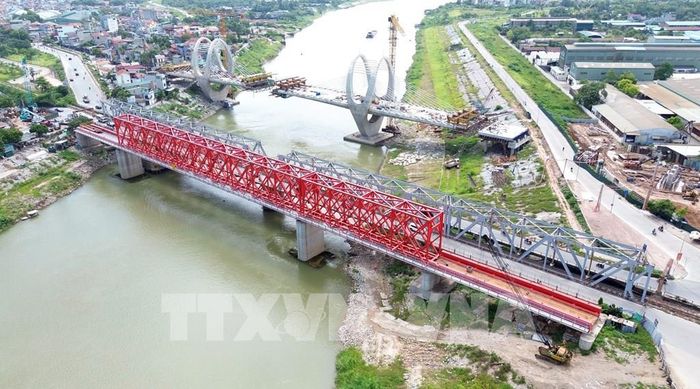 Cầu đường sắt mới (màu đỏ) nằm ngay sát vị trí cầu Đuống cũ. Ảnh: Quốc Khánh - TTXVN 