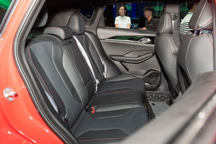 Các trang bị khác của bản Flagship giống với Premium như vô-lăng tích hợp nút bấm điều khiển, màn hình thông tin 8,8 inch, màn hình giải trí 14,6 inch có kết nối điện thoại thông minh, hệ thống âm thanh 6 loa, điều hòa tự động, cửa gió hàng ghế sau, đề nổ từ xa.