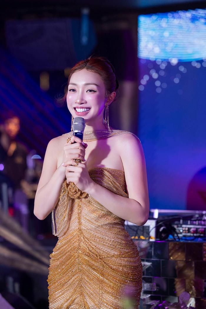 Vợ Chi Bảo nhận "mưa lời khen" bởi nhan sắc cùng vóc dáng quyến rũ, dù đã là mẹ 2 con.