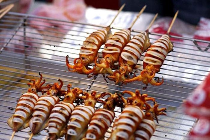 Tùy theo nhu cầu, du khách có thể nhờ nhà hàng chế biến mực nhảy thành các món mình yêu thích.