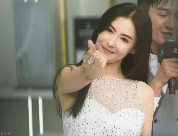 Trương Bá Chi cho rằng sức hút của người phụ nữ không nằm ở việc trẻ bao nhiêu tuổi, mà nằm ở sự tự tin và cách họ đối xử với chính mình.
