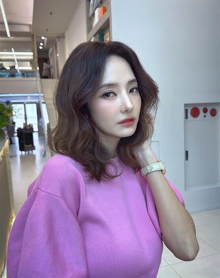 Nhiều khán giả bày tỏ sự ngưỡng mộ trước cuộc sống gia đình hạnh phúc cũng như khả năng duy trì nhan sắc trẻ trung của Han Chae Young.