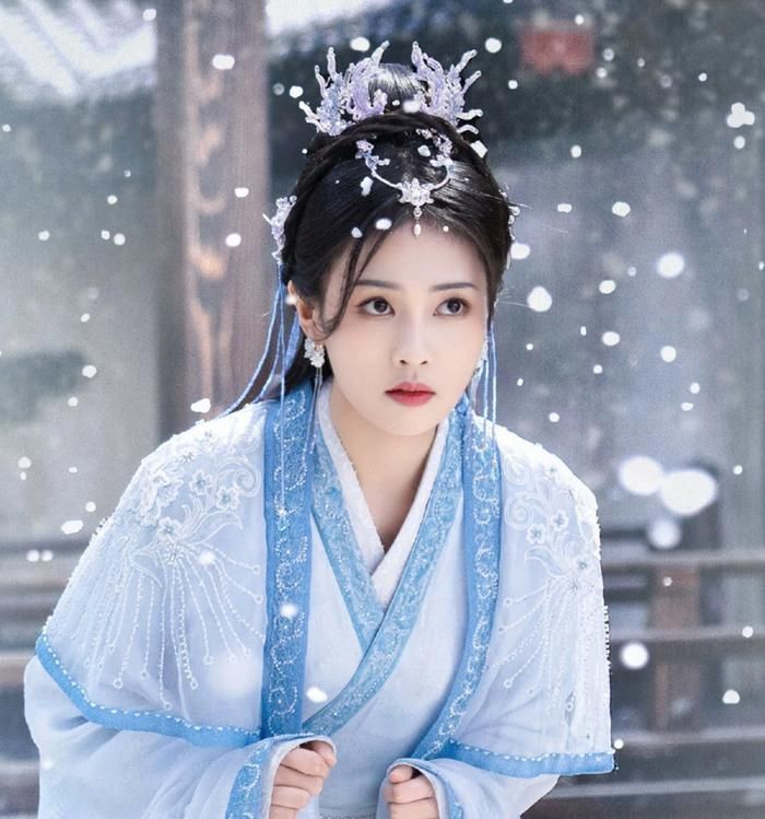 Ngay từ khi phát sóng, Trường Nguyệt Tẫn Minh đã trở thành một trong những tác phẩm tiên hiệp được quan tâm nhất nhờ nội dung mới lạ. Câu chuyện xoay quanh nhiệm vụ ngăn chặn Ma thần Đạm Đài Tẫn hủy diệt tam giới bằng cách quay ngược thời gian về quá khứ. Tuy nhiên, càng tiếp cận mục tiêu, Lê Tô Tô càng bị cuốn vào mối tình đầy ngang trái với người mà nàng phải tiêu diệt. Những câu chuyện kéo dài qua nhiều kiếp sống cùng xung đột giữa tình yêu và đại nghĩa đã tạo nên sức hút đặc biệt cho bộ phim.