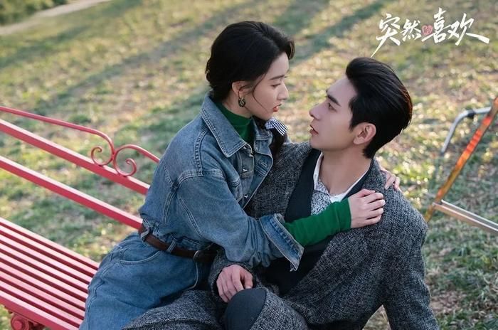 Bộ phim mang màu sắc xuyên sách và hài hước khi nhân vật Lâm Hoan Nhi bị cuốn vào thế giới của một cuốn tiểu thuyết ngôn tình mà cô từng chỉ trích. Để hoàn thành nhiệm vụ trở về thực tại, cô phải chinh phục một vị tổng tài mang tư duy của nhiều thập kỷ trước. Những tình huống dở khóc dở cười trong quá trình va chạm giữa hai thế hệ đã tạo nên câu chuyện tình cảm nhẹ nhàng nhưng không kém phần thú vị.