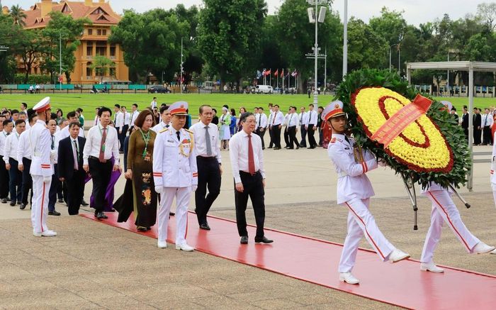 Đại biểu Đại hội Hội Nông dân Việt Nam lần thứ IX vào Lăng viếng Chủ tịch Hồ Chí Minh
