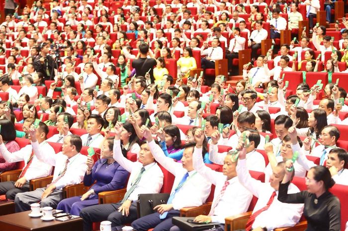 Các đại biểu biểu quyết bầu Đoàn Chủ tịch, Đoàn thư ký Đại hội, bầu Ban thẩm tra tư cách đại biểu