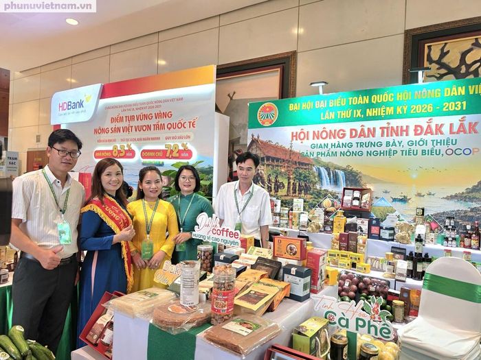 Đoàn đại biểu tỉnh Đắk Lắk giới thiệu nhiều sản phẩm tiêu biểu như cà phê, hạt mắc ca, hạt điều, trái cây tươi... Chị Phạm Thị Vân Anh (thứ 2 từ phải sang), Hội Nông dân xã Ea Kiết, cho biết, đây không chỉ là dịp để quảng bá những sản phẩm tiêu biểu của địa phương mà còn để nông dân mọi miền kể những câu chuyện về sản xuất, kinh doanh nông nghiệp...
