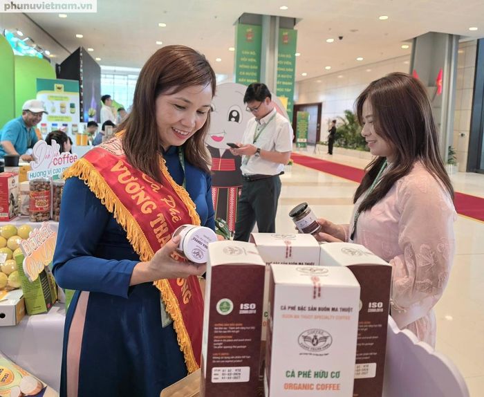 Bà Nguyễn Thị Lý (bên trái), đại diện công ty Vương Thanh Công, cho biết, dù đến từ những địa phương khác nhau, sản xuất những loại nông sản khác nhau, song các đại biểu đều chung niềm tự hào khi mang tinh hoa quê hương đến với Đại hội, góp phần quảng bá hình ảnh nông nghiệp Việt Nam trong giai đoạn phát triển mới.