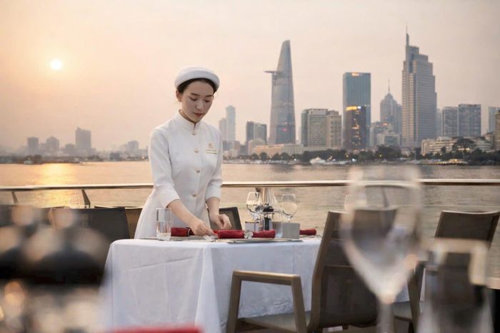 Trên những con tàu của LuxGroup, mỗi nhân viên là một người kể chuyện, truyền tải cảm xúc và giá trị văn hóa đến khách hàng thông qua từng trải nghiệm.