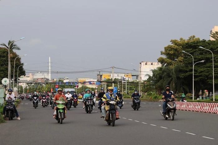 Về chiều tối và đêm, thành phố có khả năng xuất hiện mưa rào và dông vài nơi. Ảnh: Minh Anh.