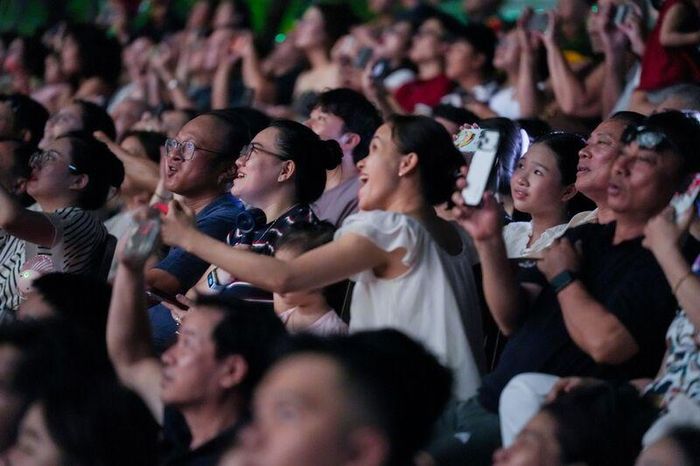 “Đội Z121 Việt Nam luôn mang đến những sự bất ngờ. Màn trình diễn năm nay thật sự còn tuyệt vời hơn năm ngoái. Chúng tôi hi vọng đội sẽ tiếp tục vào đến chung kết”, anh Nguyễn Hồng Nguyên (trú tại TP. Đà Nẵng) chia sẻ. Ảnh: Diễm Phúc
