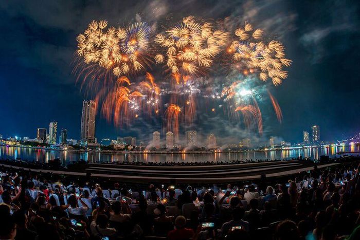 Trong khi đó, Z121 Vina Pyrotech của Việt Nam khẳng định đẳng cấp của đương kim á quân DIFF 2025 khi đem tới cho khán giả màn trình diễn đậm đà giá trị di sản, thân thuộc và giàu bản sắc. Ảnh: Diễm Phúc