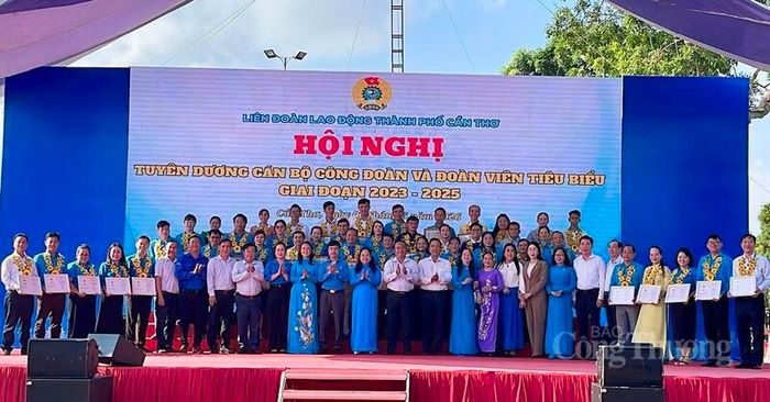 Đại biểu chụp ảnh lưu niệm tại Lễ phát động phong trào thi đua “Lao động giỏi, năng suất cao, thu nhập tốt” giai đoạn 2026 - 2031. Ảnh: Khánh Ngọc.