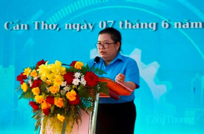 Chị Phan Thị Tiến Phương, công nhân Công ty TNHH DV-TM Giáp Quán Thăng, phát biểu sáng kiến tiêu biểu của TP. Cần Thơ. Ảnh Khánh Ngọc.