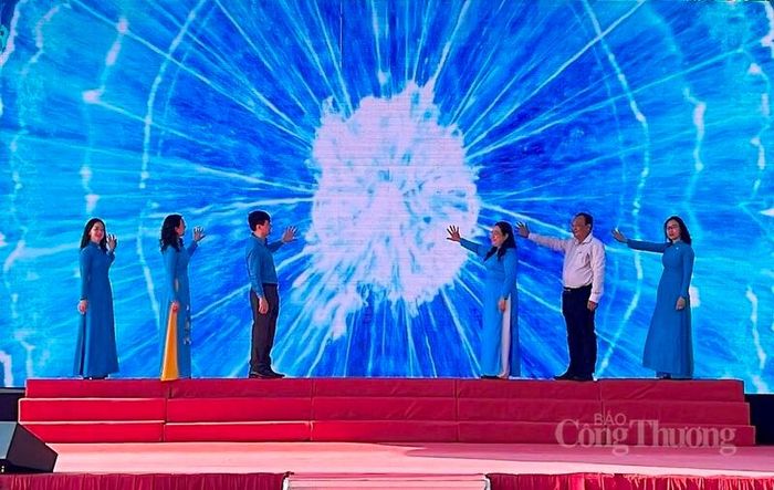 Nghi thức lễ phát động phong trào thi đua. Ảnh: Khánh Ngọc.