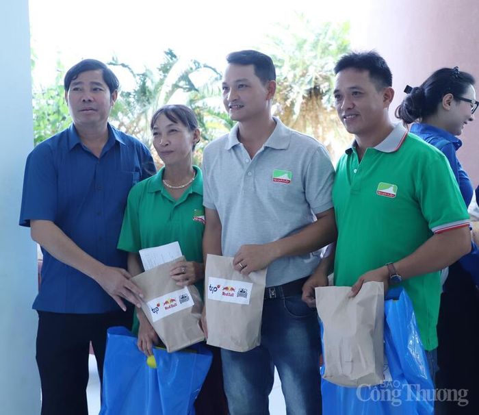 Cấp phát thuốc cho thanh niên công nhân