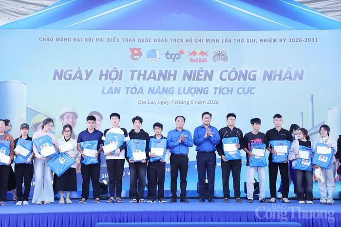 Ban tổ chức trao quà tặng thanh niên công nhân