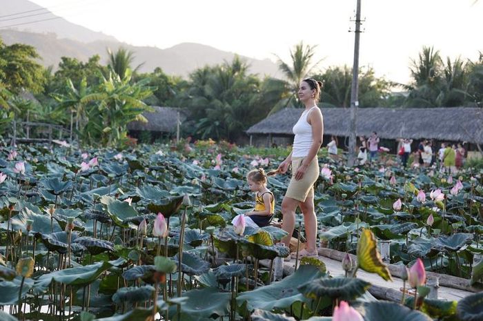 Du khách check in hồ sen trong khuôn viên Làng nghề Nha Trang Xưa