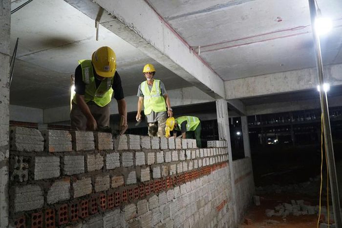 Những người thợ vẫn miệt mài tranh thủ tăng ca để chạy đua với tiến độ. Ảnh: Ngọc Toàn